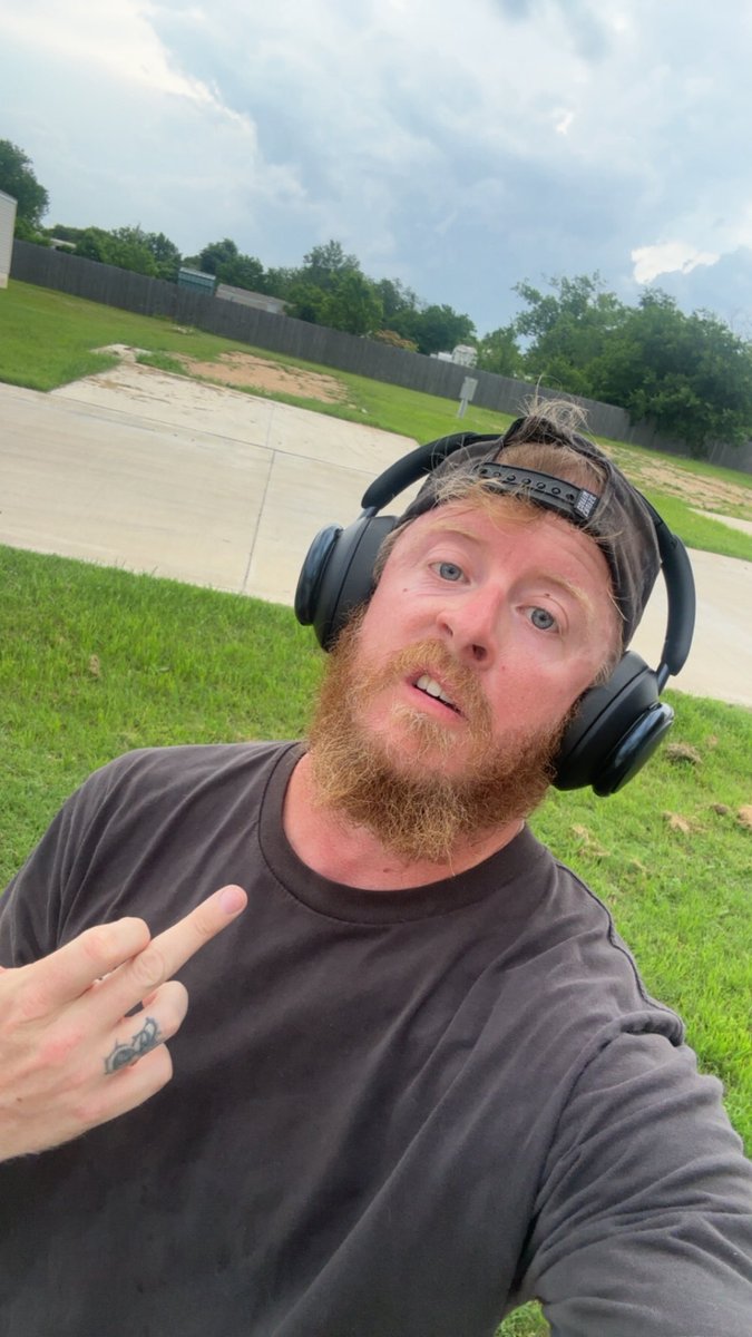 TheHooligan155's tweet photo. Sunday Runday, ran longer this time(2 miles instead of 1) still way slower than I use to be but a bit of improvement and cut my mile time down a bit from last time 

Still Fuck cardio https://t.co/njOXDTjJb6