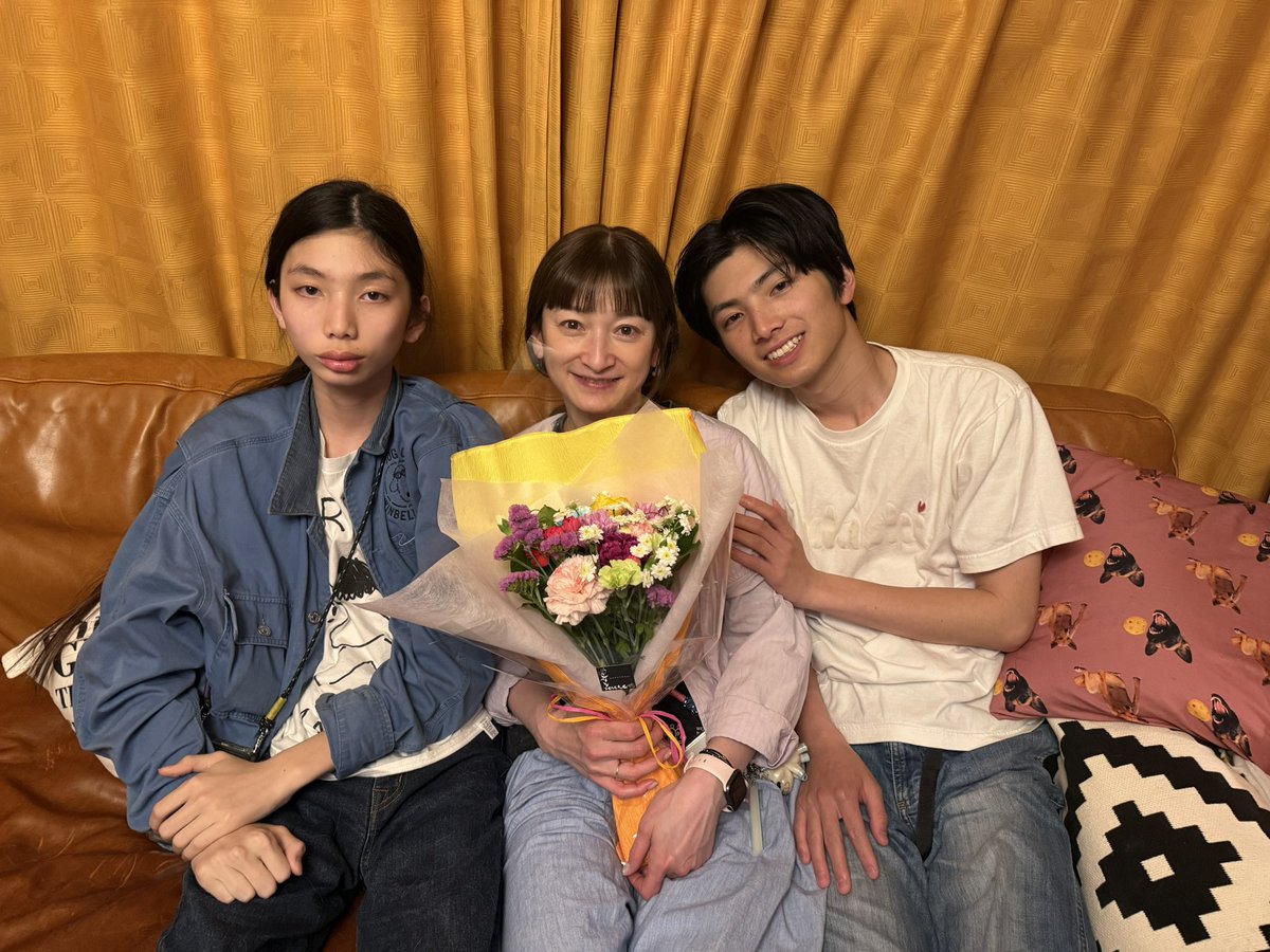 JinKatagiri_now's tweet photo. 昨日は #母の日 でした。
男3人でカラフルになるように、花を選びました！ https://t.co/2RxnbozuMf