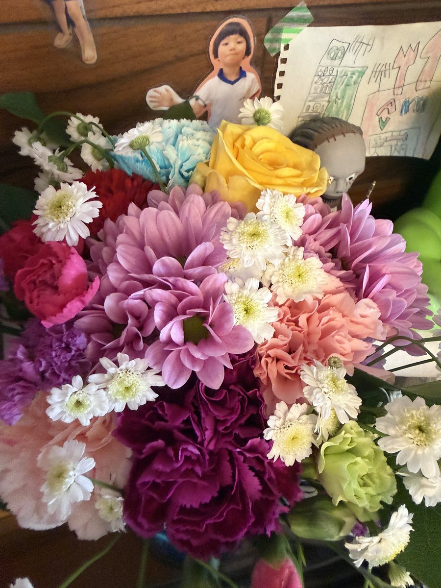 JinKatagiri_now's tweet photo. 昨日は #母の日 でした。
男3人でカラフルになるように、花を選びました！ https://t.co/2RxnbozuMf