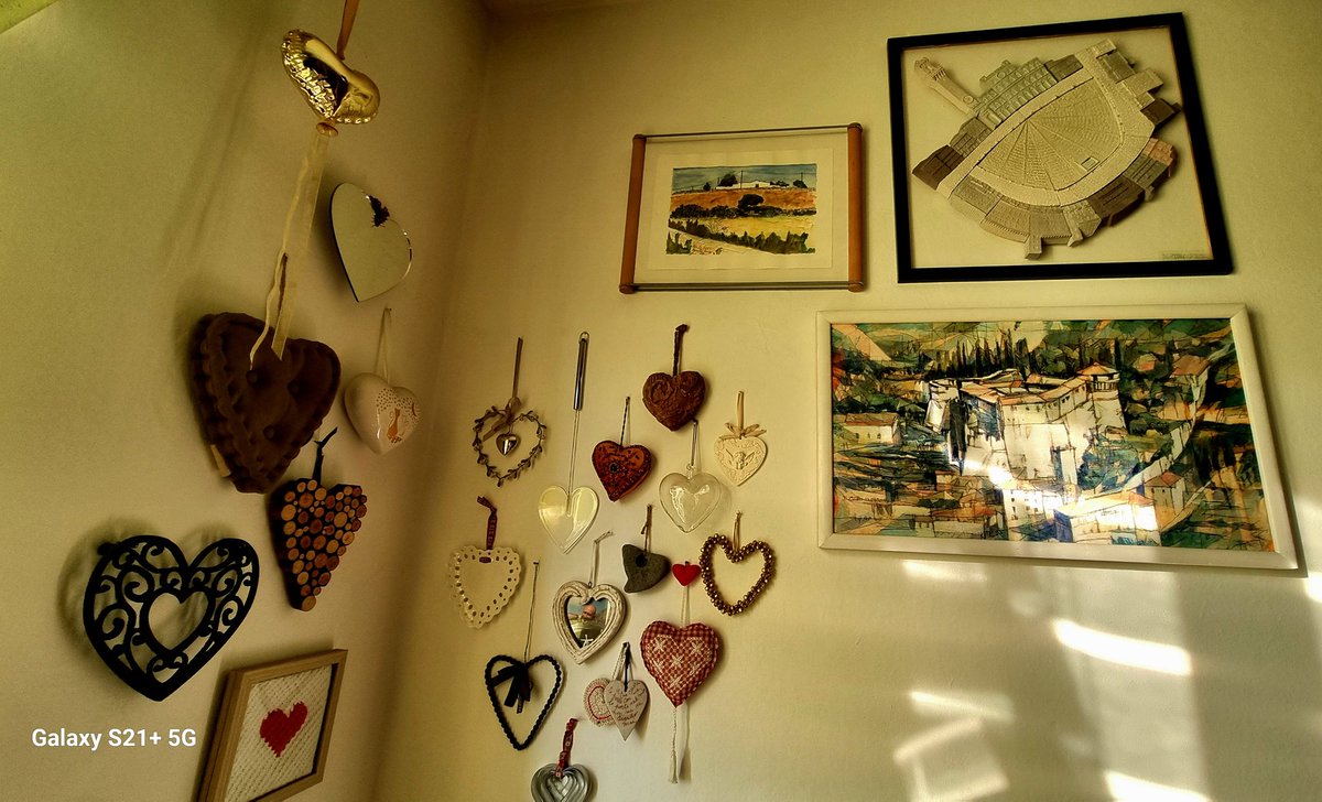 Only1wing's tweet photo. Una vecchia foto a caso:
Ogni tanto qualcuno mi regala un cuore.
(E tutti li porto con me, li porto nel mio. - semicit.) 💌
#AngoliDiCasa
#Photography
#AnotherPlaceAnotherTime https://t.co/SgAft0EMzV