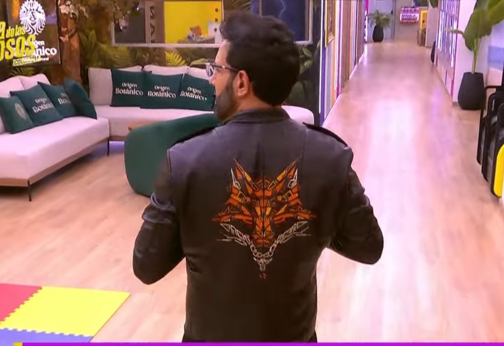BobaaaEsponja's tweet photo. Se están pasando con los diseños del zorro viejo.

UNA MARAVILLA 🦊
 #LaCasaDeLosFamososCol3 https://t.co/XHyTtvQnt9