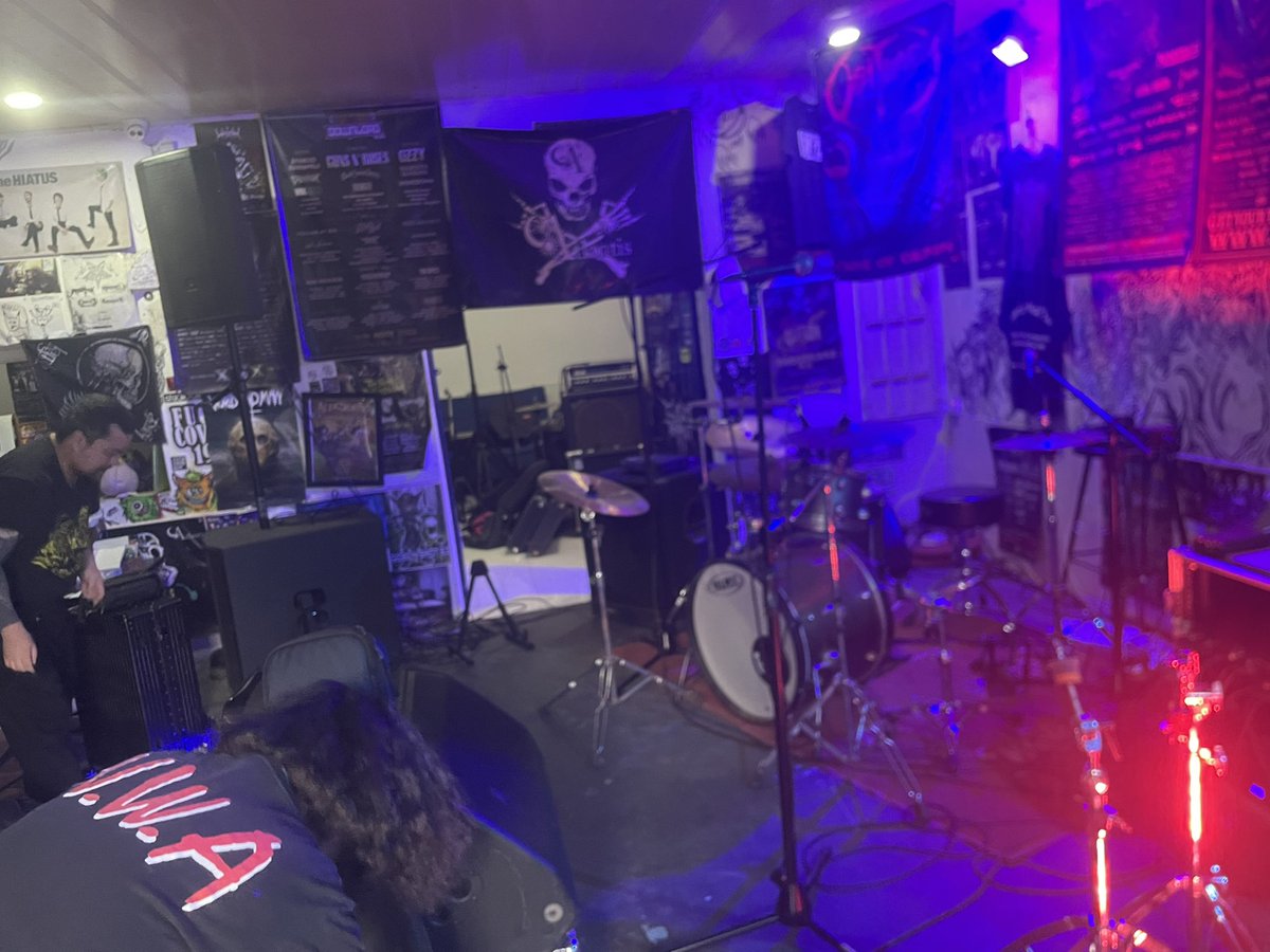 necraholic77e's tweet photo. ATLANTIS METAL BARにて🇰🇭

日本から遠く離れた地で親子二人三脚で経営している、アットホームなライブハウスです

カンボジアライブに興味のある人はこちら
↓↓
@amatsumichi https://t.co/ysic1dDgqa