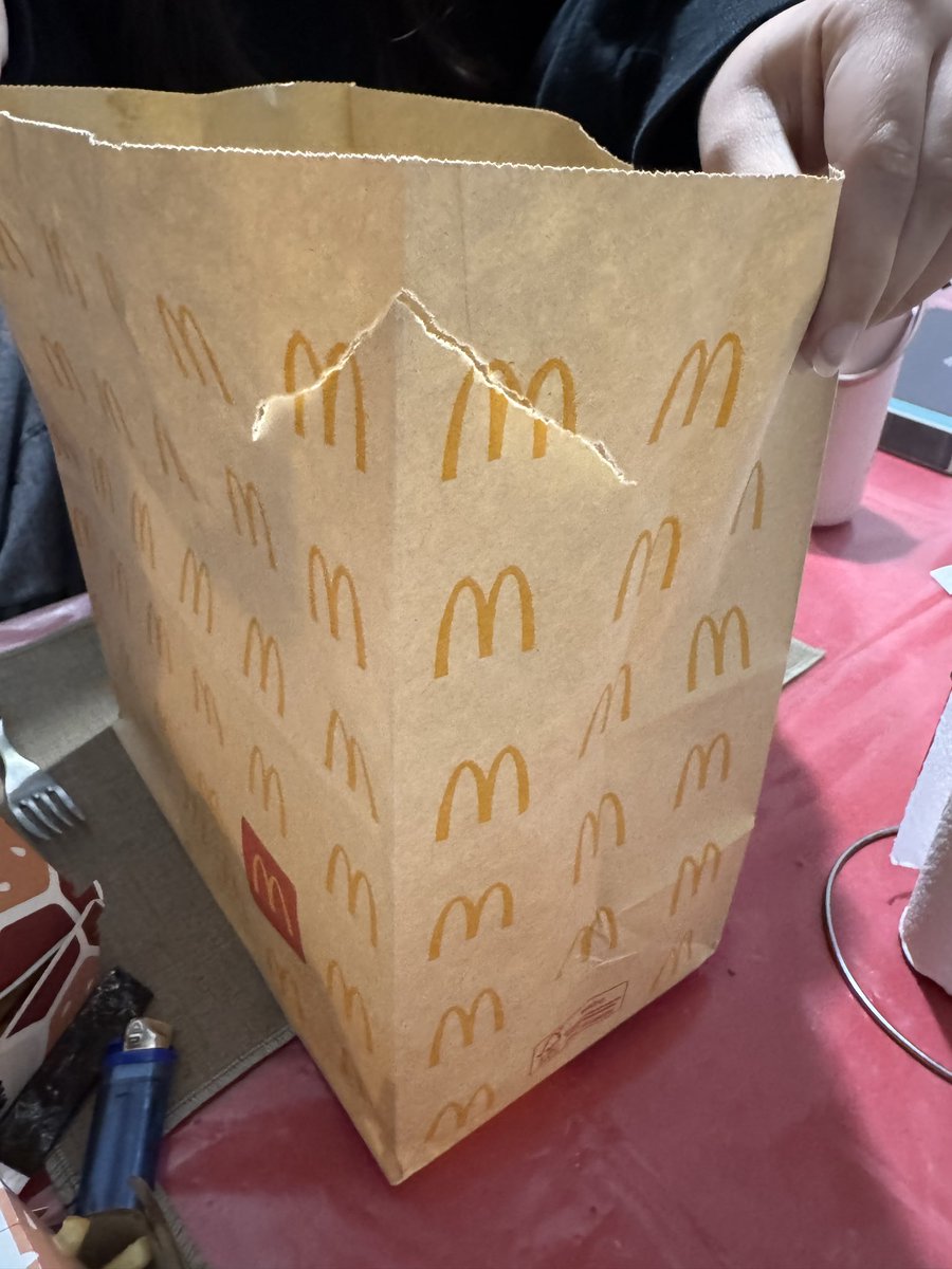 Chequeen bien la bolsa cuando piden algo, porque algo que siempre contaban; me terminó pasando a mi.
El repartidor de ML, se manoteó una hamburguesa con un corte sutil en ambas bolsas, sin romper la faja de seguridad 🙄
Resultado: pedido incompleto y manoseado 😊