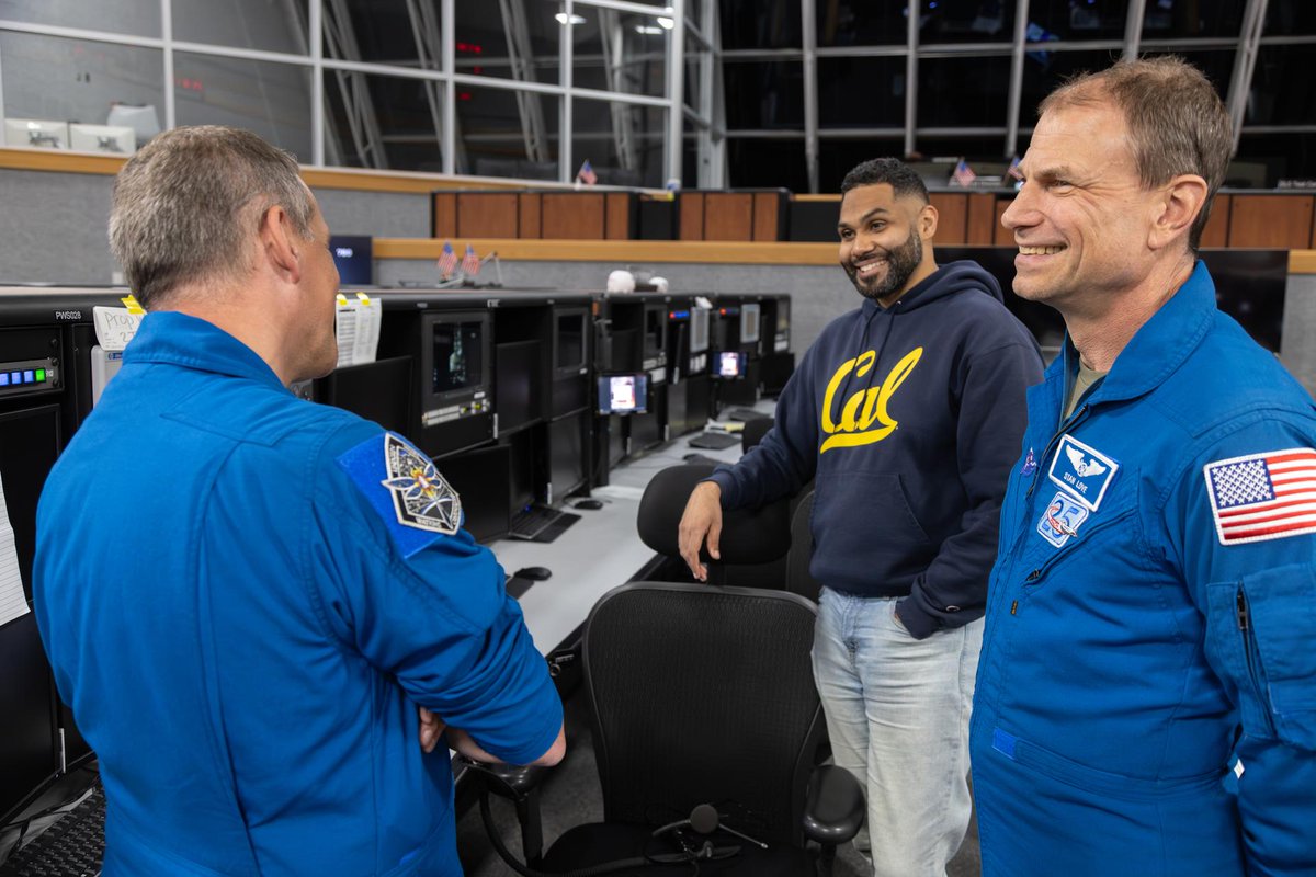 NASA_es's tweet photo. Detrás del histórico lanzamiento de @NASAArtemis II, hay un equipo que dedicó años de esfuerzo para convertir la misión en realidad. Una de esas personas es Mike Guzmán, ingeniero de los sistemas de propulsión principales del cohete de la misión. Conoce su historia: https://t.co/oIl7mg7Rkn