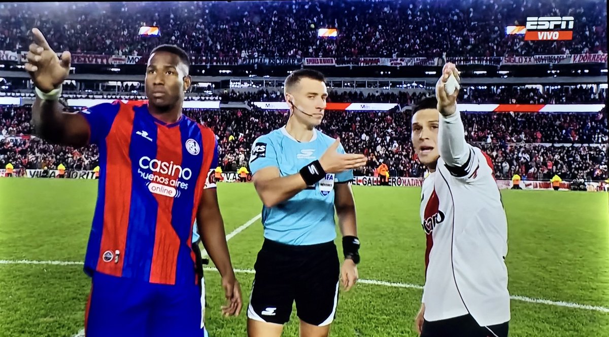 Dos colombianos siendo capitanes de sus respectivos equipos en Argentina

Creanlo!