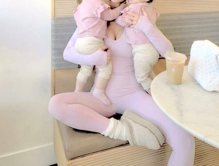 cupidsharp's tweet photo. ⠀

                       𝑔𝑖𝑟𝑙 𝑚𝑜𝑚. 𑁤💐 𝐯𝐢𝐯𝐢𝐞𝐧𝐧𝐞 &amp; 𝐡𝐚𝐫𝐥𝐞𝐲. https://t.co/HyQZOiOSmy