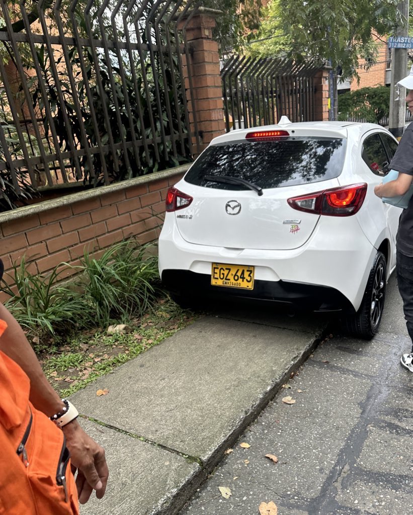 cardigo's tweet photo. @DenunciasAntio2 He sido golpeado en 2 ocasiones porque los carros parquean en andenes y hay que caminar por las calles. He sido insultado y amenazado por reclamar cultura ciudadana. https://t.co/tfc7yzMJOV