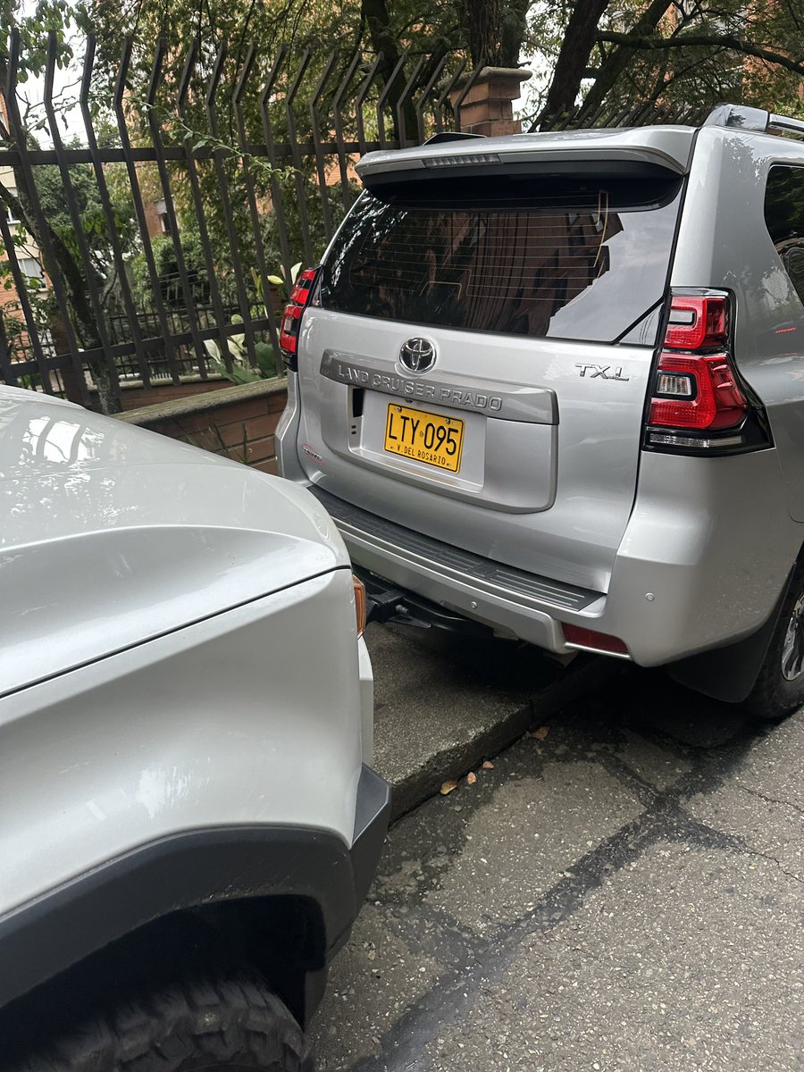 cardigo's tweet photo. @DenunciasAntio2 He sido golpeado en 2 ocasiones porque los carros parquean en andenes y hay que caminar por las calles. He sido insultado y amenazado por reclamar cultura ciudadana. https://t.co/tfc7yzMJOV