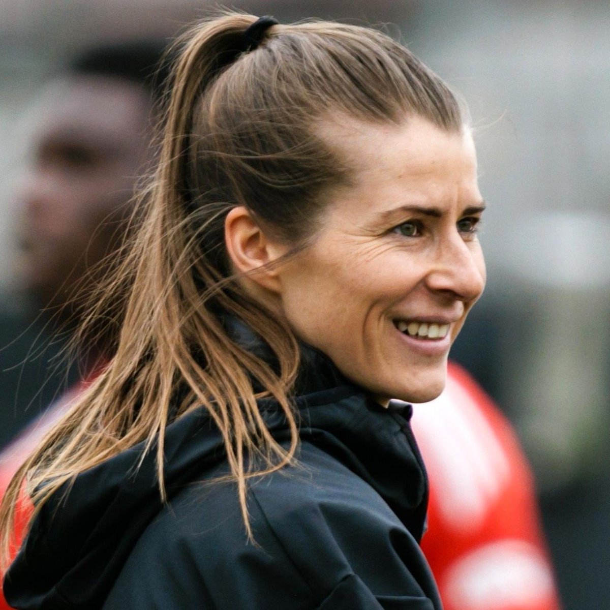 mundopelotanet's tweet photo. 🔴⚪️ Marie-Louise Eta acaba de convertirse en la primera mujer DT en GANAR un partido en las 5 grandes ligas masculinas del fútbol europeo.

Su Unión Berlín venció 3-1 en su visita al Mainz por la #Bundesliga, en su 4° partido al mando del banquillo.

¡HISTÓRICA! 👏🇩🇪 https://t.co/2Gye9ToW6Q