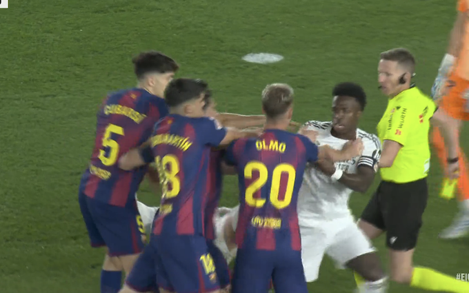 footballpunditX's tweet photo. VINICIUS WANTED TO FIGHT WITH DANI OLMO!
HE MISSED THE FIGHT DURING TRAINING!
#ElClásico #Barcamadrid https://t.co/p1b4skjcYg