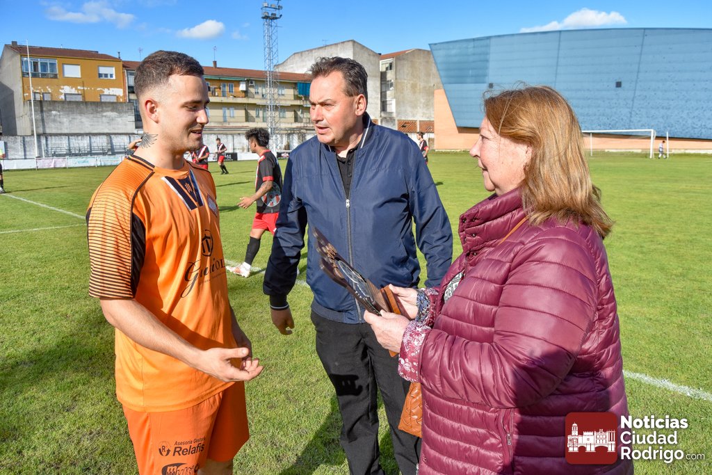 Radioagueda's tweet photo. El jugador de la @UDMirobrigense  Luismi Pascual recibe el I Premio a los Valores Deportivos y el Juego Limpio

https://t.co/knY02O3BQp https://t.co/t6flN2YER2