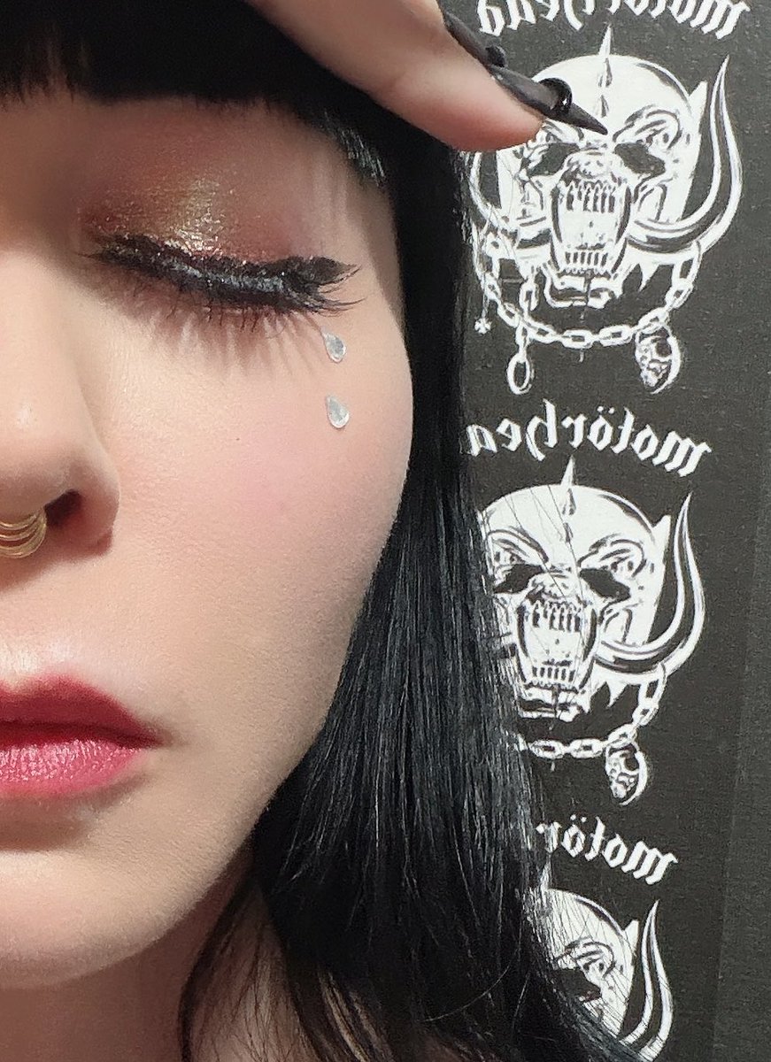 RamonaRyder_'s tweet photo. How I do my makeup for nights out: https://t.co/IPLEQTafbm