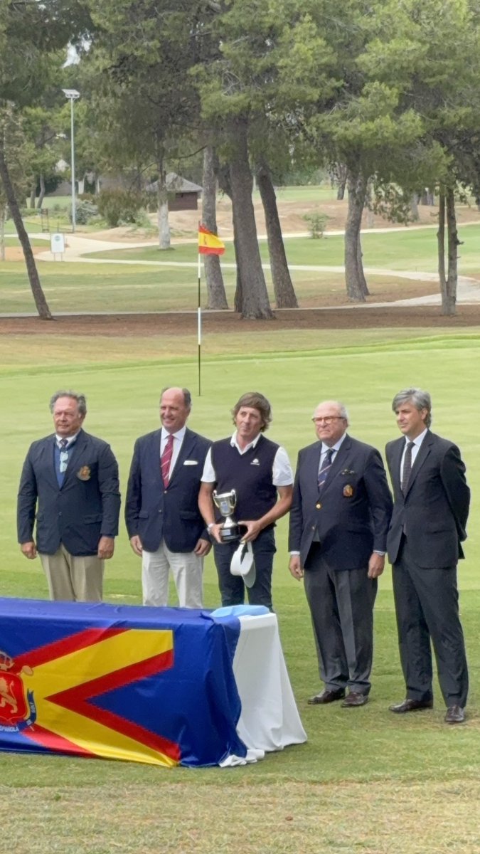 golf76com's tweet photo. ¡Bravo, @cestino_jacobo!
Enhorabuena por tu victoria en el Campeonato de España Senior en el @rclubpineda https://t.co/NFWlfu4AIQ