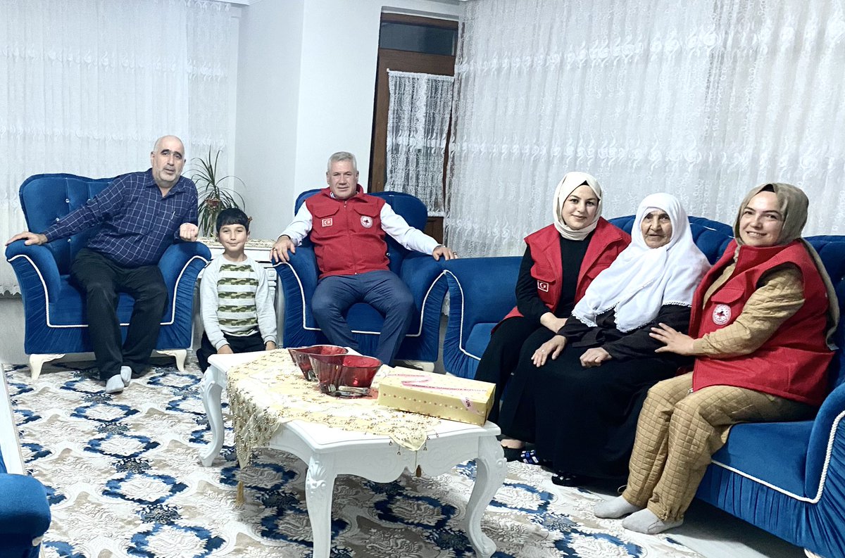 NaimTan12's tweet photo. AŞAV Vakfı Bingöl Şubesi olarak Anneler Günü vesilesiyle şehit P. Er. Mustafa Gündoğdu’nun kıymetli annesini ve şehit Güvenlik Korucusu Ağa Kişi’nin değerli eşini ziyaret ederek Gününü kutladık. Aziz şehitlerimizi rahmet ve minnetle anıyor, emanetlerine sağlık ve huzur diliyoruz. https://t.co/e2xffE5rRo