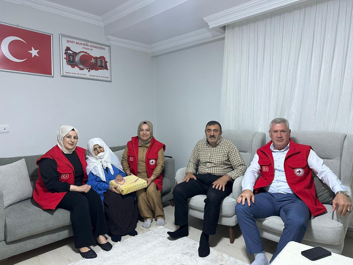 NaimTan12's tweet photo. AŞAV Vakfı Bingöl Şubesi olarak Anneler Günü vesilesiyle şehit P. Er. Mustafa Gündoğdu’nun kıymetli annesini ve şehit Güvenlik Korucusu Ağa Kişi’nin değerli eşini ziyaret ederek Gününü kutladık. Aziz şehitlerimizi rahmet ve minnetle anıyor, emanetlerine sağlık ve huzur diliyoruz. https://t.co/e2xffE5rRo