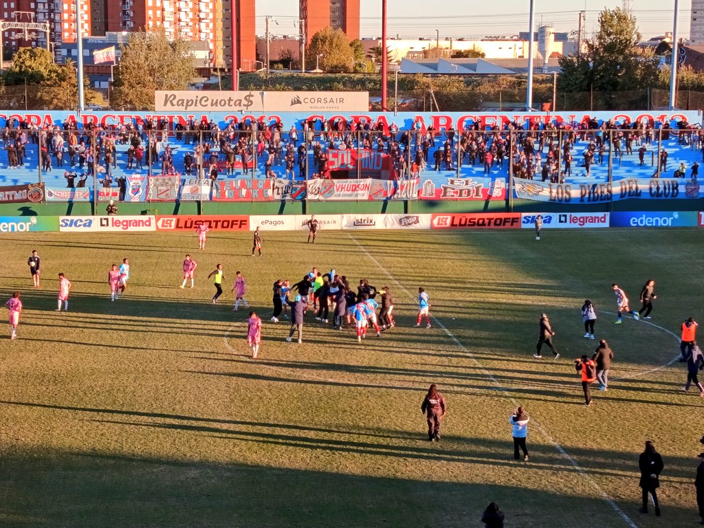 ¡FINAL EN SARANDÍ! ¡GANÓ #ARSENAL! En un cierre de locos, el equipo de Fabián Lisa se quedó con los tres puntos. Fue 2-1 ante Real Pilar. Riquelme había marcado para la visita; a los 44 y 46 del ST, dieron vuelta la historia Luca Franco e Iván Peralta.

CC. <a href="/Rincon_DeFutbol/">El Rincón del Fútbol ⭐⭐⭐</a>