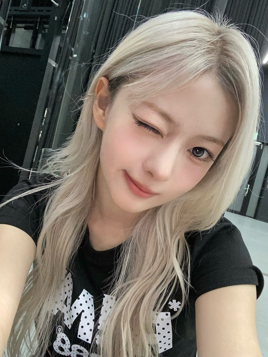 AtHeartingBase's tweet photo. 260510 | fromm

#AtHeart #앳하트 #BOME #봄 #봄코어 https://t.co/30Rmj26Xu7