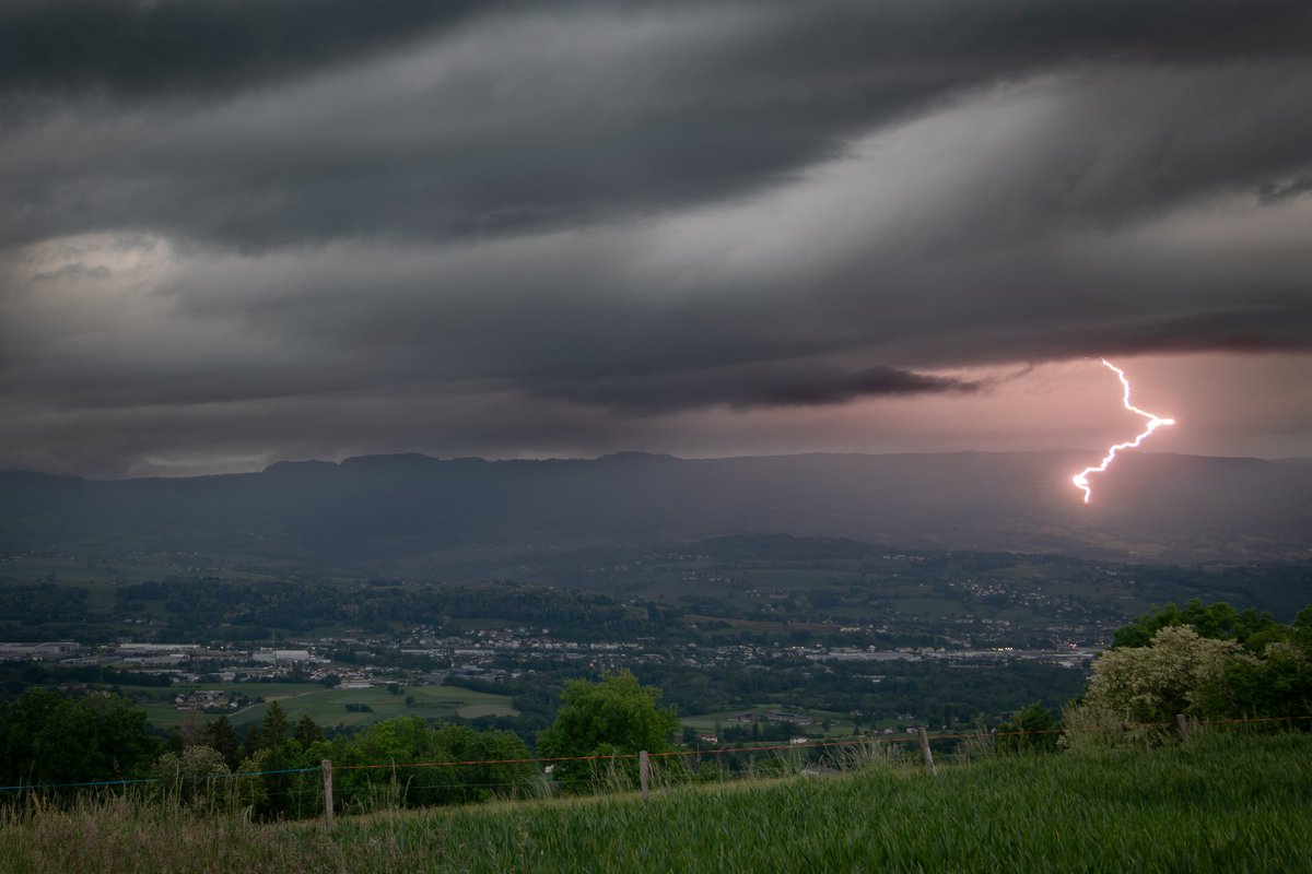 BobMilou's tweet photo. Orage du 10 mai 2026 dans l'albanais. 
Impact de foudre au N/O de Rumilly. 
Pas encore de cellules intéressantes dans le coin, mais ça reste l'occasion de faire une petite sortie entre le plat et le dessert 😏
#orage #hautesavoie #foudre https://t.co/kt8XwwIomX