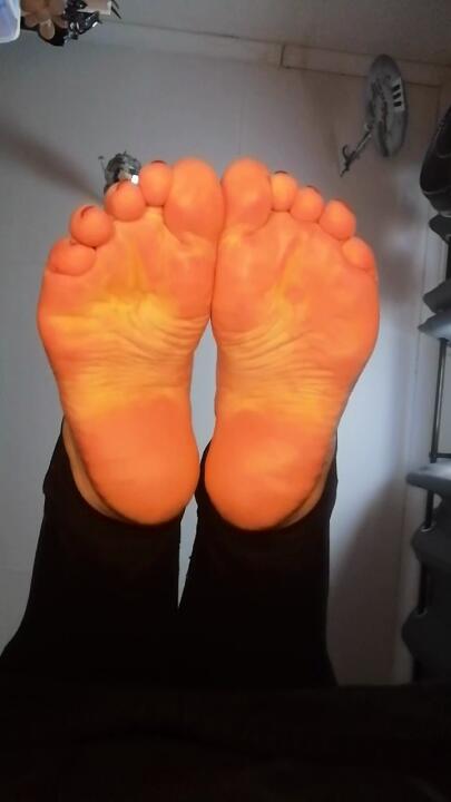 ToeTallyLizzie's tweet photo. Wrinkly Feet Fun https://t.co/OjYevOVy1q #realloyalfans https://t.co/fzKxhilxn2
