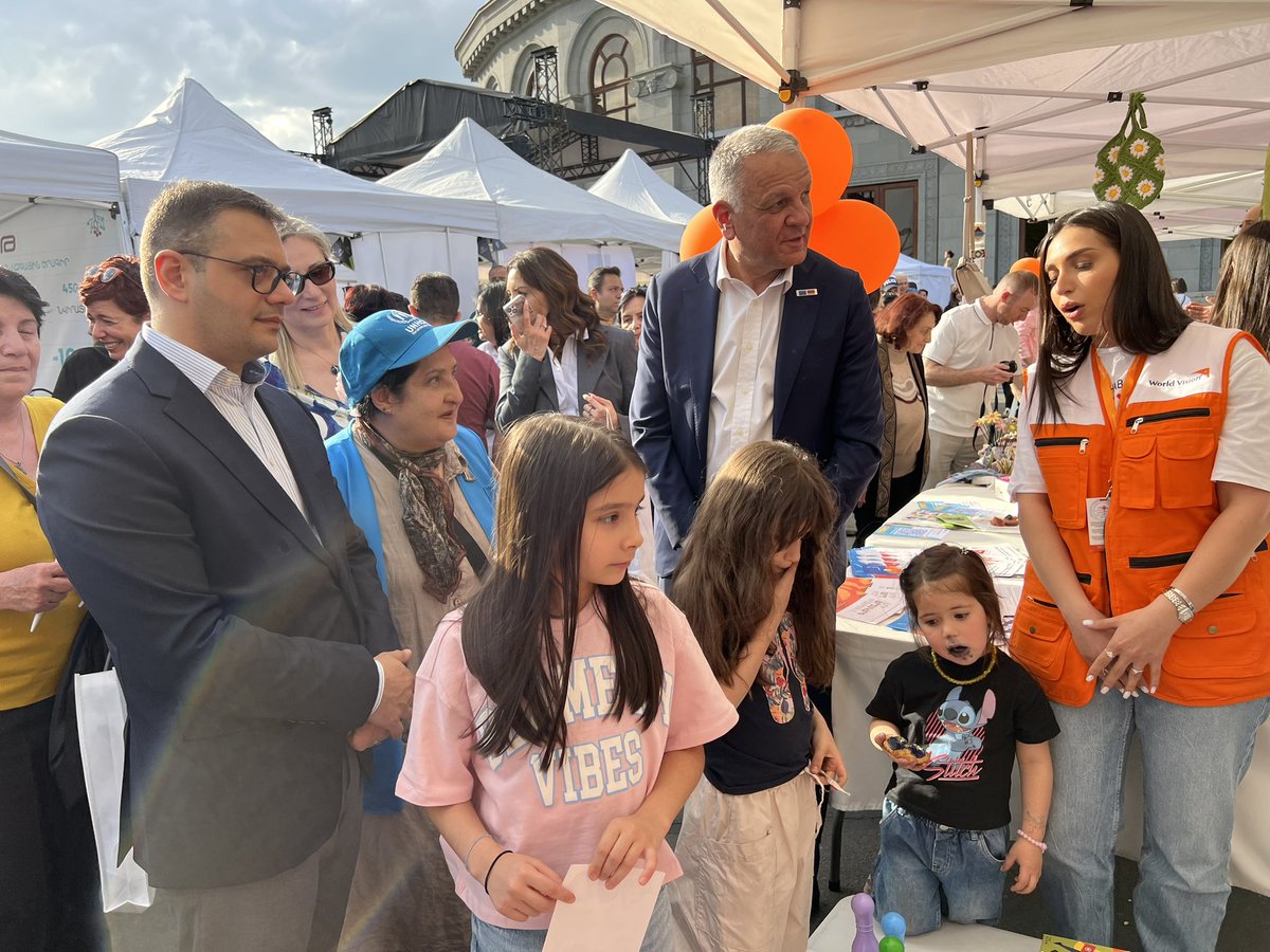 UNHCRArmenia's tweet photo. Happy🇪🇺Europe Day ~ what a delightful celebration at Freedom Square in🇦🇲Yerevan, filled with a festive spirit of hope, joy &amp; pride.
Thank you, 🇪🇺@EU_Armenia, for bringing together local, international &amp; refugee communities &amp; our state &amp; NGO partners, around such a lovely event.🙏 https://t.co/kF4Y90Fg9e