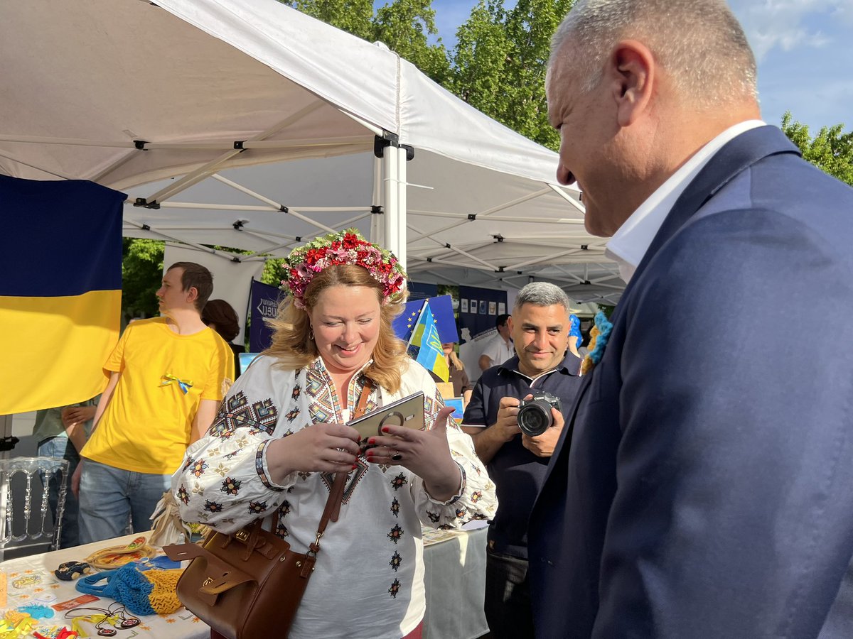UNHCRArmenia's tweet photo. Happy🇪🇺Europe Day ~ what a delightful celebration at Freedom Square in🇦🇲Yerevan, filled with a festive spirit of hope, joy &amp; pride.
Thank you, 🇪🇺@EU_Armenia, for bringing together local, international &amp; refugee communities &amp; our state &amp; NGO partners, around such a lovely event.🙏 https://t.co/kF4Y90Fg9e