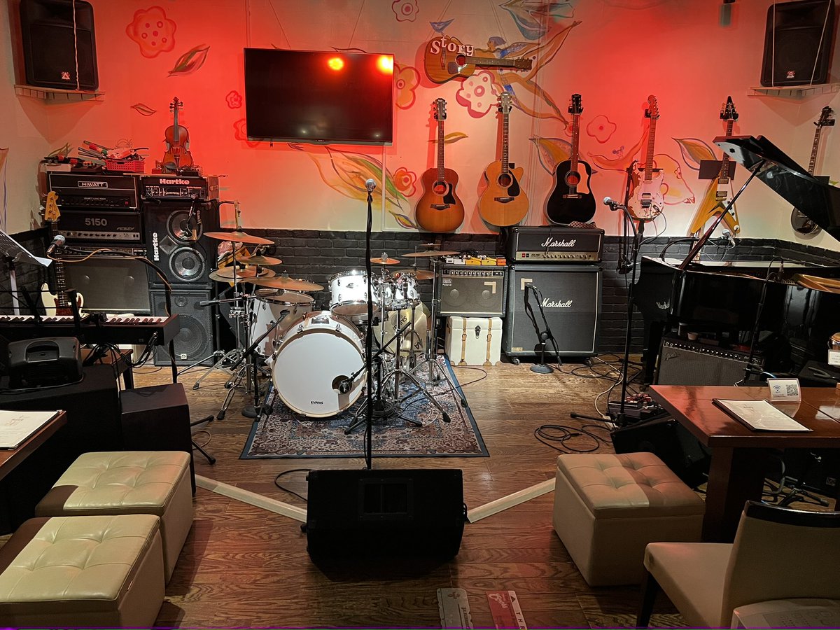 _LiveBarStory_'s tweet photo. 今週の予定(17時〜23時)

5/11(月)オープンマイク
5/12(火)オープンマイク
5/13(水)臨時休業
5/14(木)オープンマイク
5/15(金)オープンマイク
5/16(土)オープンマイク
5/17(日)オープンマイク

２曲まわしで何度でも。
ジャンルの縛りはありません。
皆様のご来店をお待ちしております。 https://t.co/nHNzBT9h4G