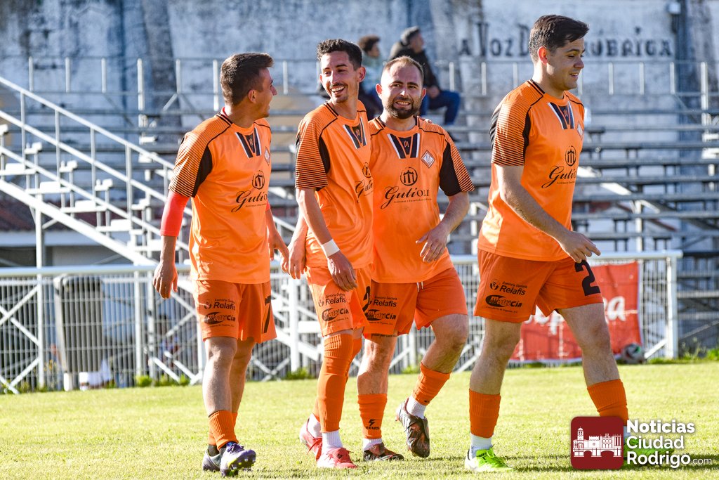 Radioagueda's tweet photo. SUPER-GALERÍA DE FOTOS/ La @UDMirobrigense  cierra la 3ª temporada de su historia con goleada en el Francisco Mateos (8-1)

https://t.co/UrV0LuLWPx https://t.co/UzWDCiNdLn
