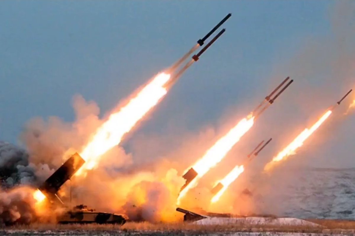 Glancedecoded's tweet photo. 🚨 Iran is preparing for war.

▪︎Iranian Navy Commander Shahram Irani:

He announced the deployment of domestically produced light submarines in the Strait of Hormuz to enhance defensive capabilities.
#IranWar‌ #iranNuclear #breakingnews #usisrael https://t.co/UAnfS33pGu