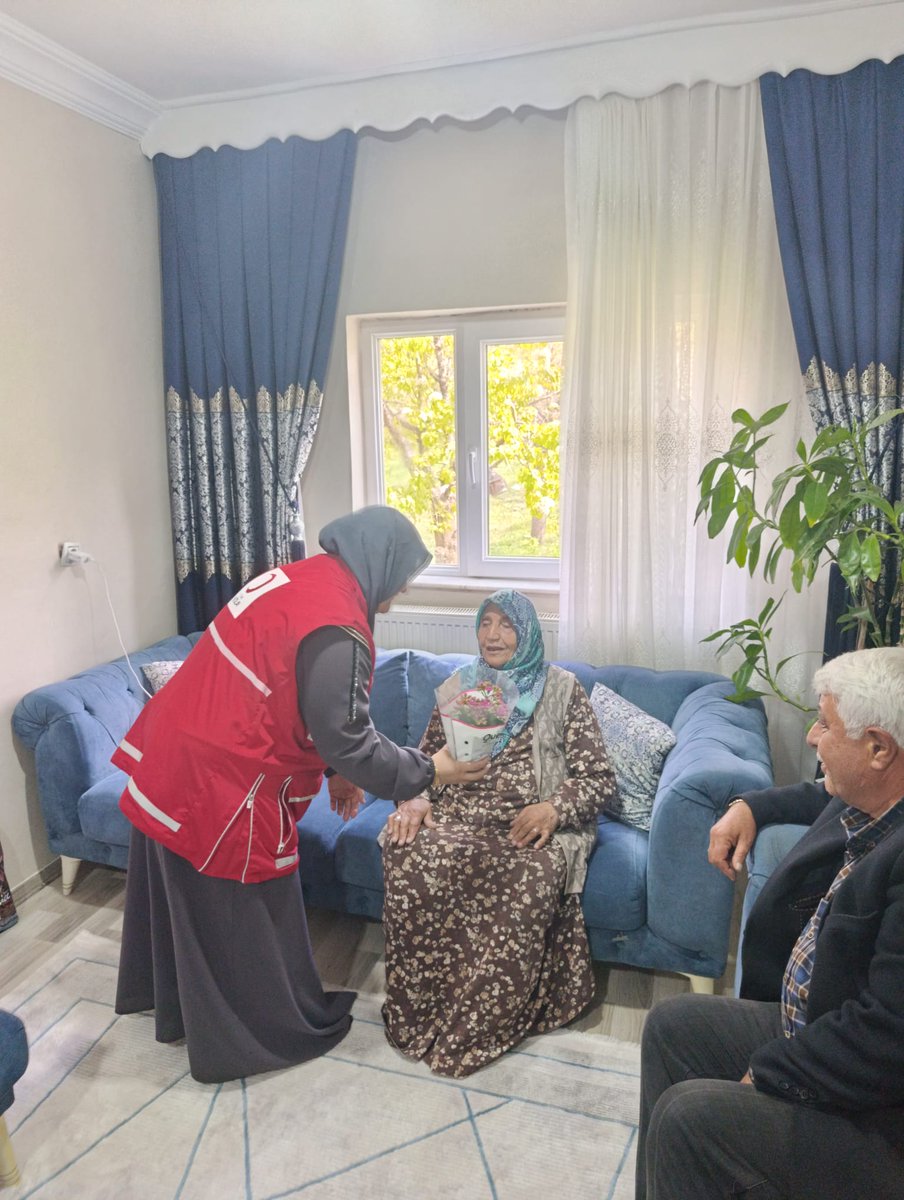 GCiftci84's tweet photo. Bir annenin duası, bir ömrün en kıymetli huzurudur…
Türk Kızılay Gevaş  Kadın Teşkilatı gönüllüleri olarak; kıymetli şehit annelerimizi ziyaret ederek hayır dualarını aldık. 
Ellerinden öptüğümüz tüm annelerimizin Anneler Günü kutlu olsun. ❤️
Türk Kızılay Gevaş @aferhatyeltekin https://t.co/zO8UndwdaI