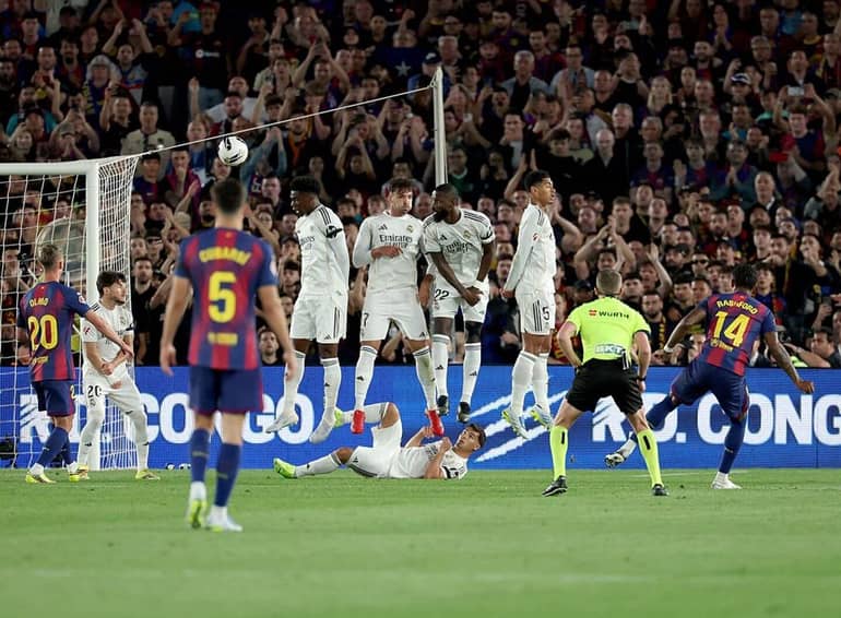 Buungau33's tweet photo. บาร์ซ่ายิงขึ้นนำ! 
บาร์เซโลนา 1-0 เรอัล มาดริด | (นาทีที่ 9, มาร์คัส แรชฟอร์ด)
ลูกฟรีคิกสุดสวยจากมาร์คัส แรชฟอร์ด ทำให้บาร์เซโลนาขึ้นนำ
#เอลกลาซิโก้
#บอลสด
#sakdakul 
#liveblog 
#อู๋แอคชั่น https://t.co/465HPVlgcp