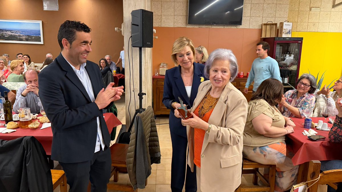 LuisLopezLugues's tweet photo. A unidade vai máis alá de palabras: son feitos, como o que nos brindou o @PPdeVilagarcia co seu multitudinario xantar.

Bravo, Ana Granja e todo o seu equipo, paso a paso estamos máis preto de gobernar na terceira cidade da provincia. Imos a por elo! https://t.co/VAttJfrpJ8