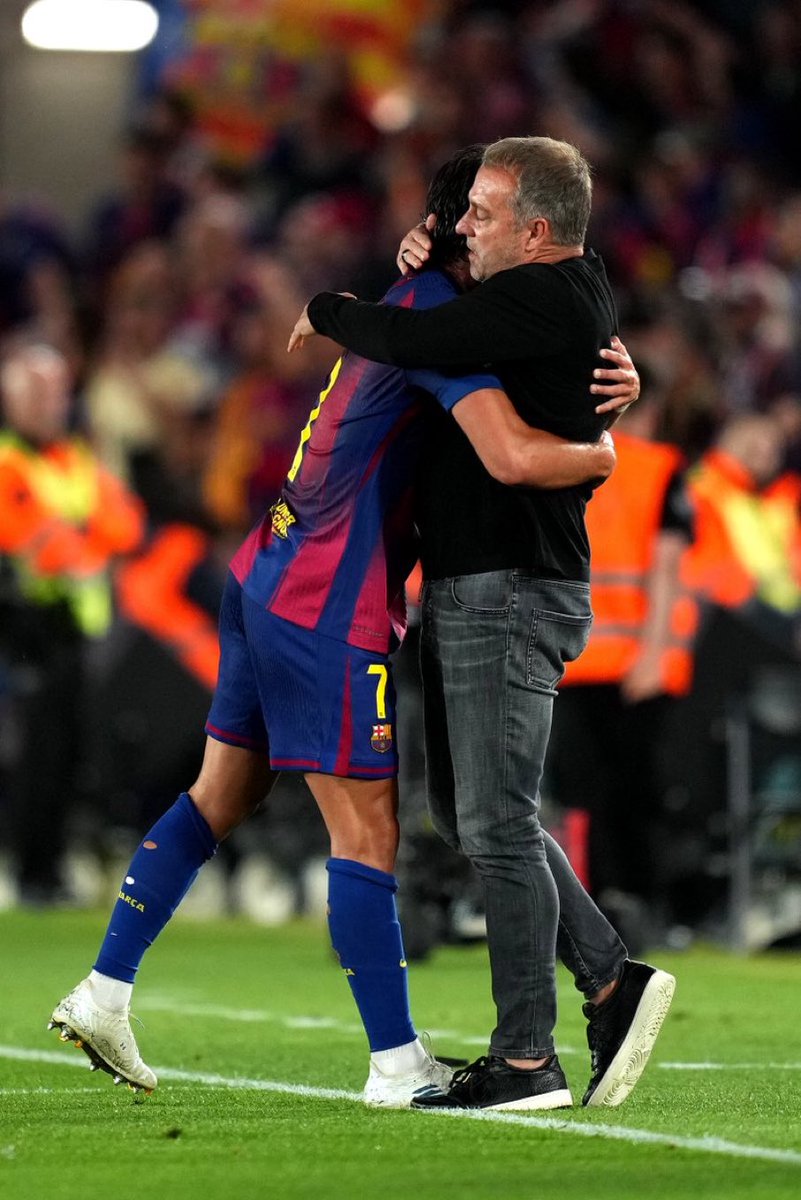 Tweet en homenaje al Señor Flick. Vino al Barcelona en un momento de crisis, y le dió 5 titulos en dos años.
Esta imagen representa lo que es para el vestuario, en un momento delicado a nivel familiar, estuvo presente para ver campeonar a sus jugadores.

Gracias Hansi. ❤️ 29🏆👏