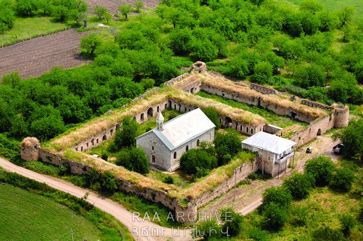 avaruza's tweet photo. "Did we build schools &amp; kindergartens there?" 🤡🥳🤦‍♀️😡😡😡
St. Mesrop Mashtots established the 1st Armenian school in Artsakh at the Amaras Monastery in the early 5th (!) century, shortly after creating the Armenian alphabet in 406 AD.  #Karabakh #Artsakh #Amaras #School https://t.co/Dy3NrqI4kp