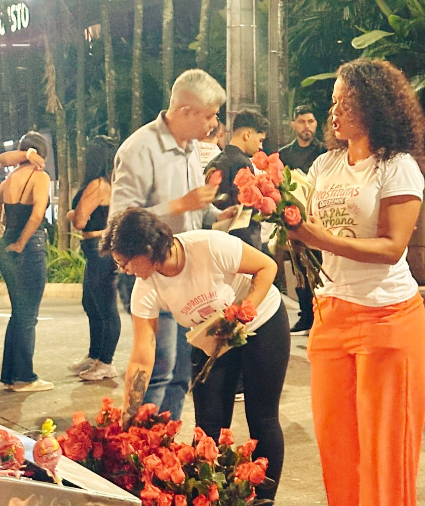 GDHMED's tweet photo. Acompañamos movilización simbólica citada por "SINTRAPROSTIME" en el Parque #Lleras, este sindicato se dió cita para compartir una flor y un mensaje pedagógico sobre la dignidad de la mujer en ejercicio de actividades sexuales pagas y en contra del Dec. 227/26 de Medellín. https://t.co/oCmA4Cyvb8