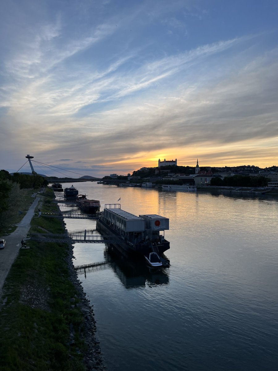 WagnerFrantisek's tweet photo. Bratislava má svoje veľké čaro. Každý si v nej niečo pekné nájde  👌😍 https://t.co/QlALe3IpnF