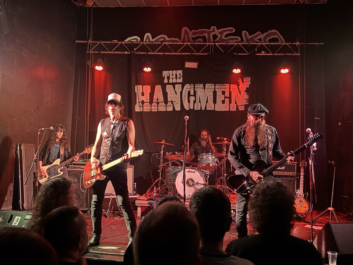 Txarapea's tweet photo. Superbe concert des Hangmen au gaztetxe d’Arrasate. https://t.co/7b9ZF12hTc