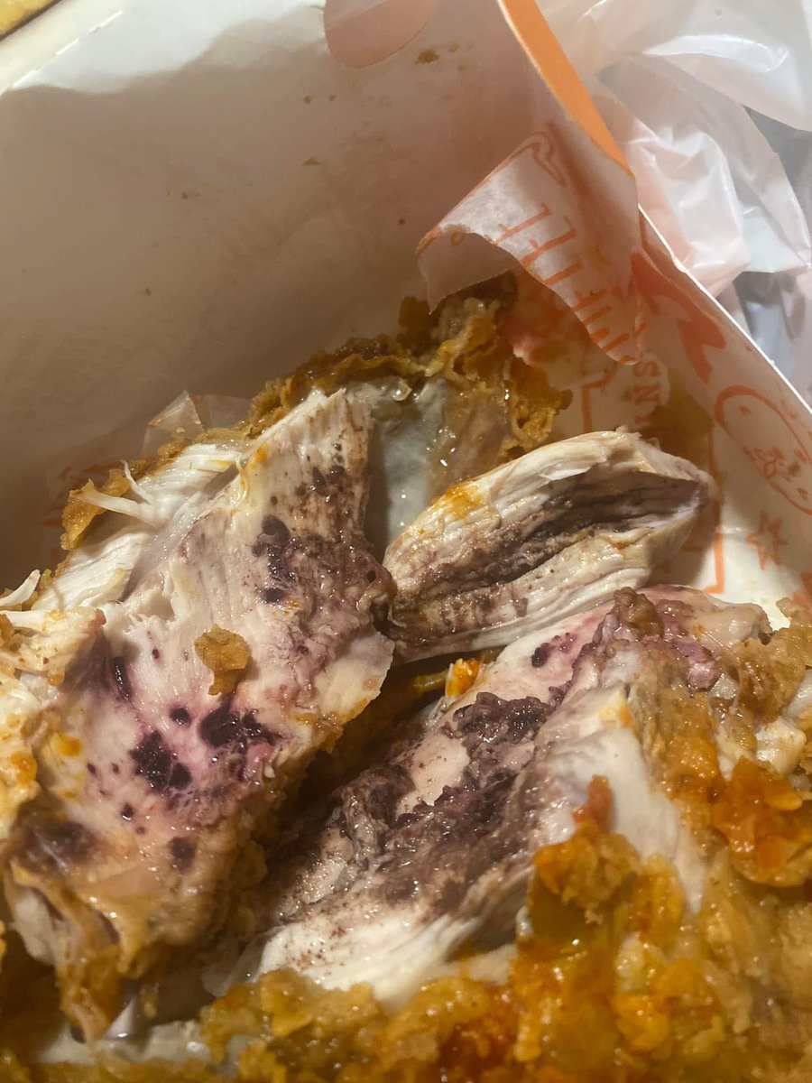 Nicknice_daking's tweet photo. @Popeyes come now yall my favorite chicken spot let’s tighten up 🤦🏽‍♂️🤦🏽‍♂️🤦🏽‍♂️🤦🏽‍♂️ https://t.co/NA4kV5O220