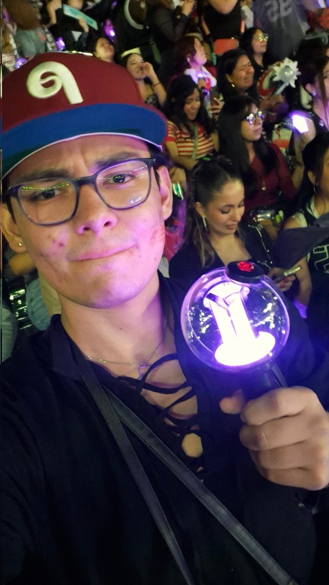 Estaba viendo que fotos subia y me dio risa esta jaja, todas las armys que salen atrás estaban berreando jajaja, la tomé ya casi al final del concierto