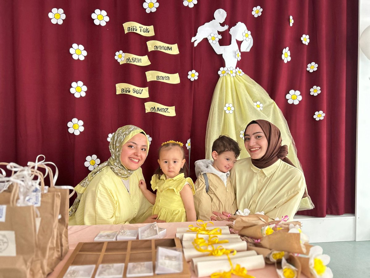 Ebkutuphane's tweet photo. Esma Biltacı Anne Bebek Kütüphanemizde Anneler Günü, “Kalbimin Anahtarı Sensin” teması ve papatya konseptiyle anlamlı bir etkinlikle kutlandı. Sevgi, emek ve fedakârlığın simgesi olan tüm annelerimizin Anneler Günü’nü kutluyor; etkinliğimize katılan herkese teşekkür ediyoruz. https://t.co/W5enojHL2J