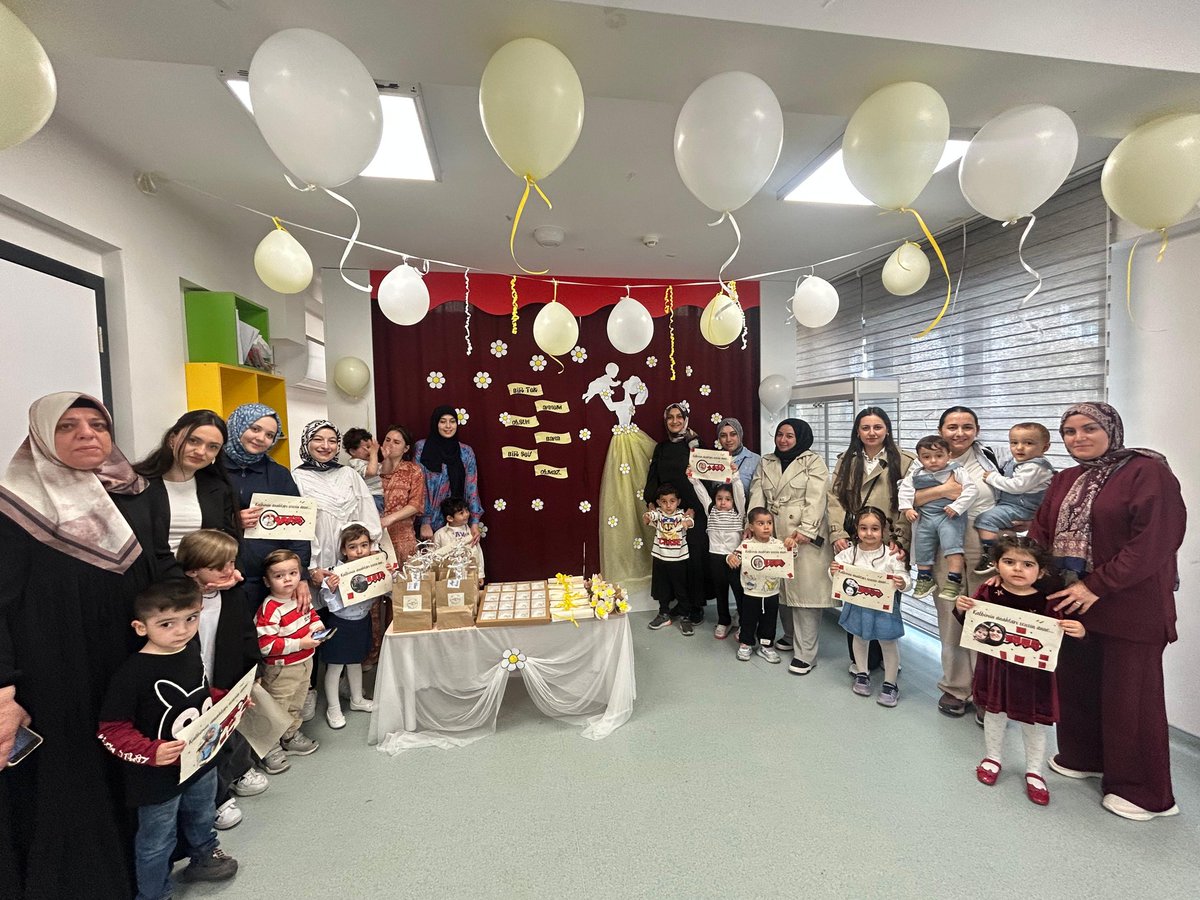 Ebkutuphane's tweet photo. Esma Biltacı Anne Bebek Kütüphanemizde Anneler Günü, “Kalbimin Anahtarı Sensin” teması ve papatya konseptiyle anlamlı bir etkinlikle kutlandı. Sevgi, emek ve fedakârlığın simgesi olan tüm annelerimizin Anneler Günü’nü kutluyor; etkinliğimize katılan herkese teşekkür ediyoruz. https://t.co/W5enojHL2J