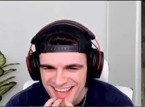 TaeKashi_'s tweet photo. Está es la sonrisa de alguien que está completamente orgulloso de ser obligado a ser un objeto que le pertenece a qVegetta https://t.co/LP0Tiy4O2M