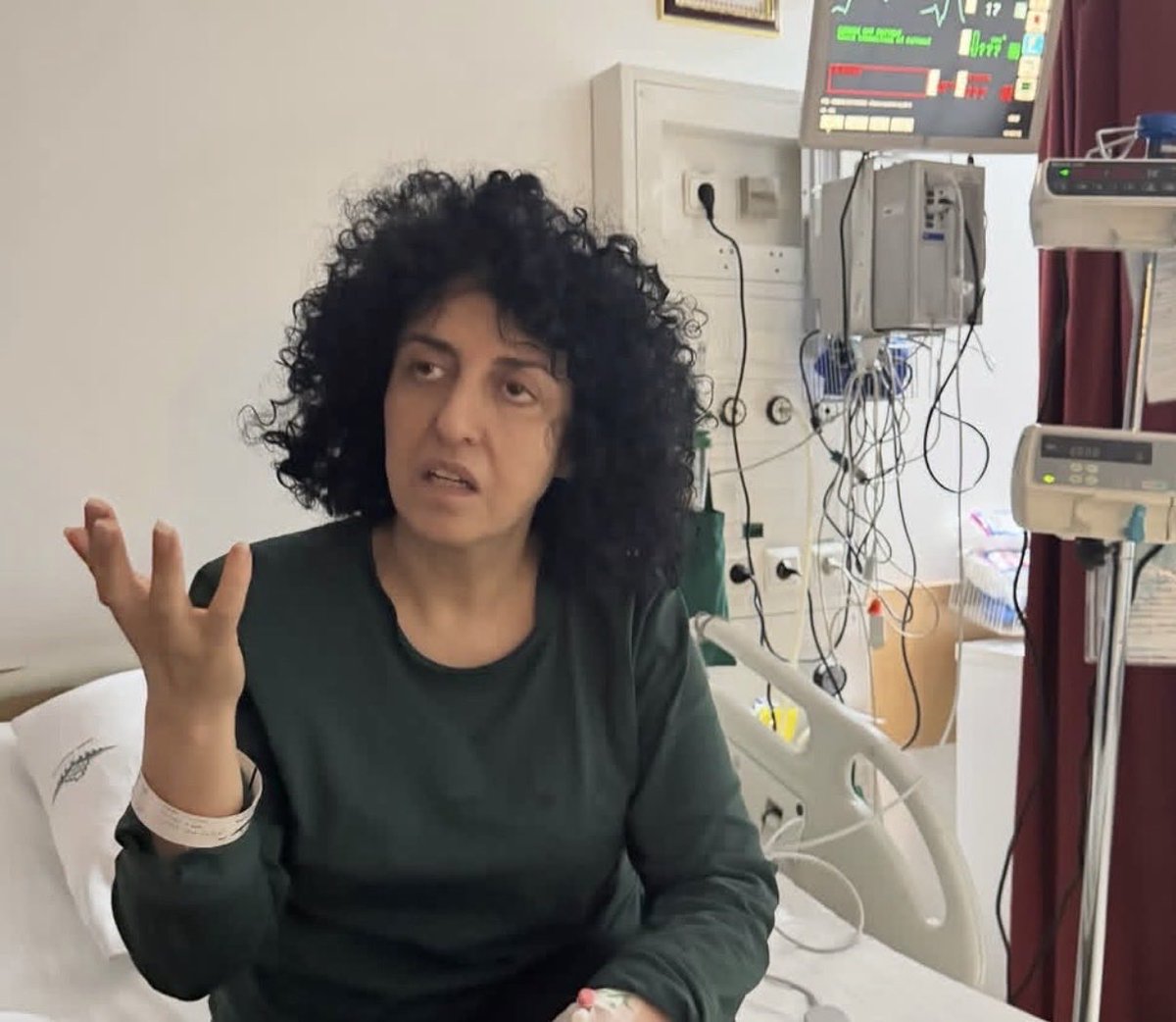 CArdakani's tweet photo. Très affaiblie, Narges Mohammadi a perdu près de 20kg. Elle se trouve actuellement entre les mains de son équipe médicale qui va l’examiner après plus de 4 mois de prison dans des conditions inhumaines et refus de soins. https://t.co/aIeZk2fiiH