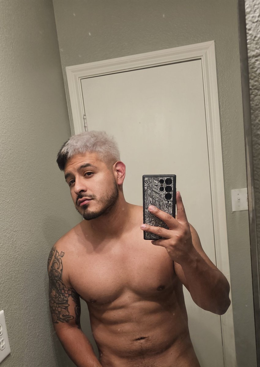 FitGamerPapii's tweet photo. Missing my half and half hair 👀⚫⚪ https://t.co/XaZazbnzGV