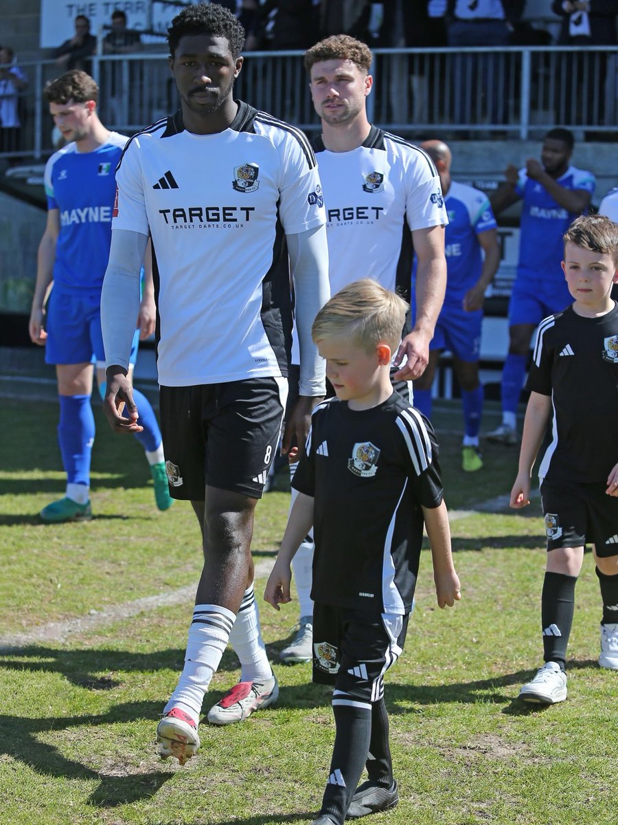 Denzelle_8's tweet photo. My time at Dartford has come to an end thank you to the staff and all the fans @dartfordfc 🖤🤍 https://t.co/Vwo1ubyZl5