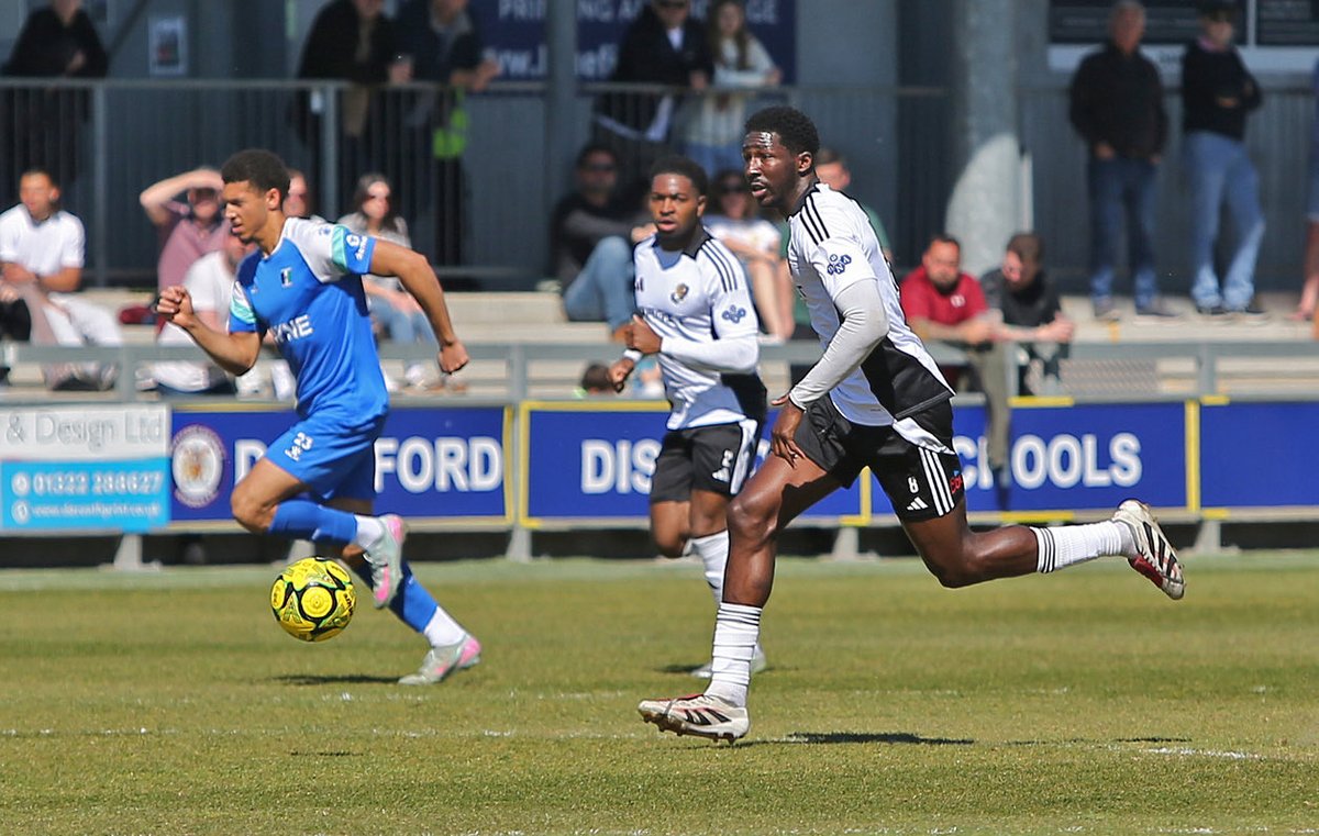 Denzelle_8's tweet photo. My time at Dartford has come to an end thank you to the staff and all the fans @dartfordfc 🖤🤍 https://t.co/Vwo1ubyZl5