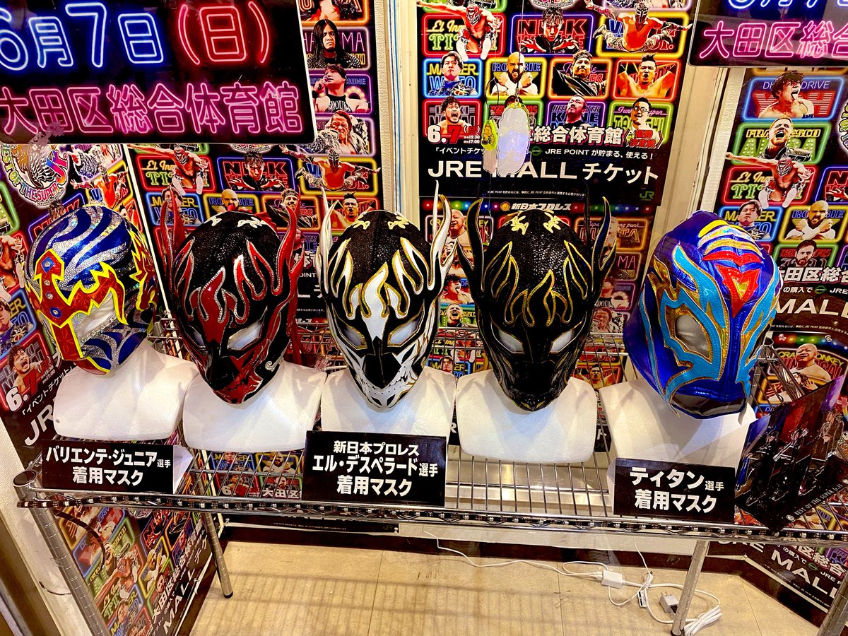 1160Pro's tweet photo. 蒲田駅でまさかのマスク展示🔥

普通に足止まった。

#新日本プロレス #njpw #プロレス https://t.co/2HDsn1hjv3