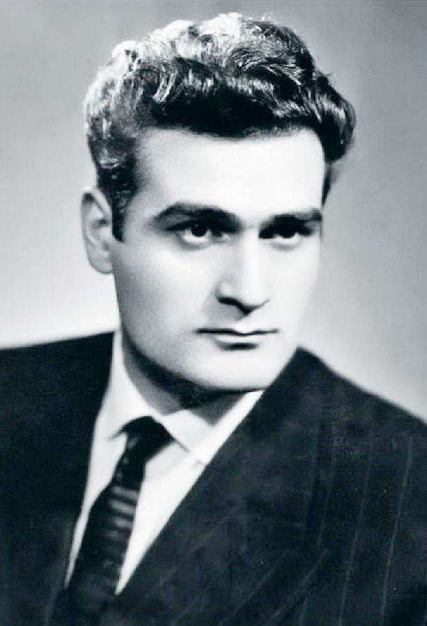 sovietcine's tweet photo. Kakhi Kavsadze, Soviet and Georgian actor, People's Artist of the Georgian SSR (1981), was born on this day in 1935.

He was best known for his roles in the films White Sun of the Desert (1970), The Life of Don Quixote and Sancho (1988), and Repentance (1984).