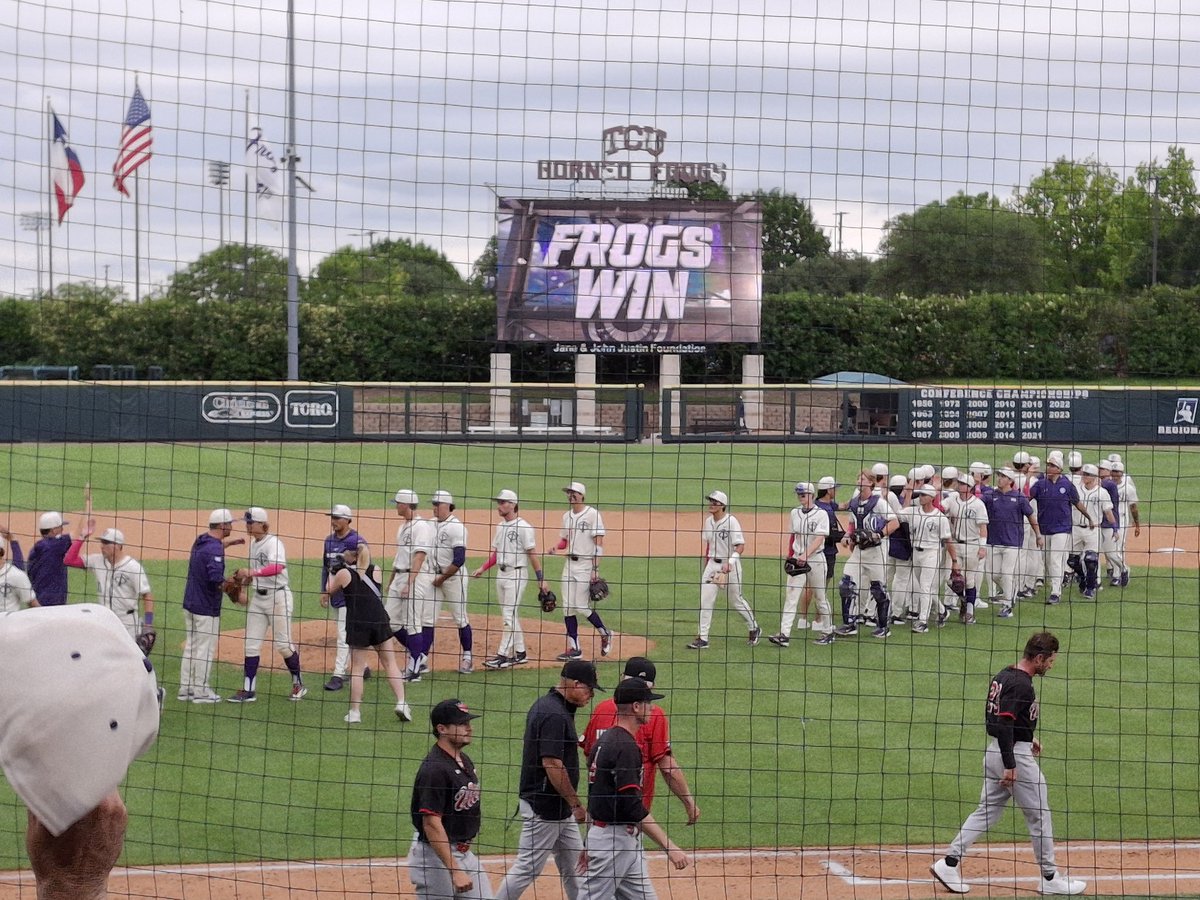 FrogballSisters's tweet photo. Sweet Sweep! @TCU_Baseball @KirkSaarloosTCU @saarloosandsons @luptonbeers #LuptonMagic #TCUBaseballSisters https://t.co/ubioMclOah