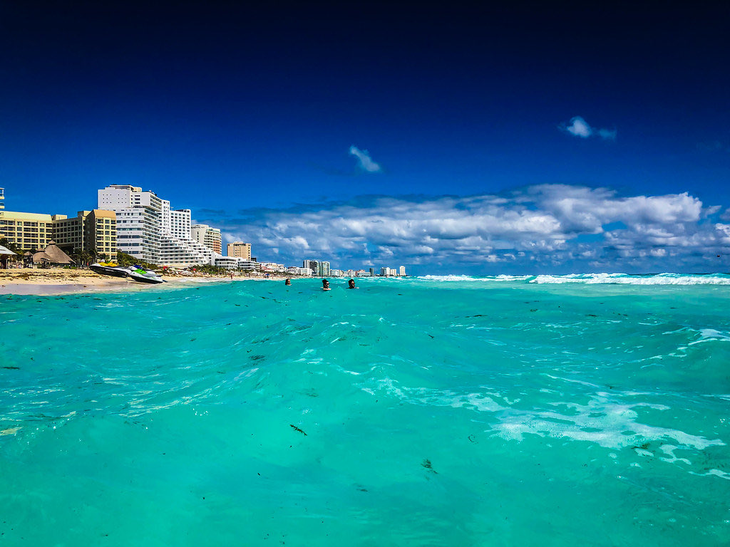 letsgocancun's tweet photo. 5월 둘째주 월요일 아침입니다. 

지난 주는 어린이날과 어버이날 같은 가족행사가 많은 주간이었네요.

가족들과 웃고 즐기며 좋은 추억 많이 쌓으셨으리라 생각합니다.

이제 일상으로 다시 복귀해서 열심히 각자의 할일을 다할 시간입니다.

칸쿤 바다 보시고 시원하게 아침을 열어보시죠~^^

저도 곧 준비하고 파주로 출장 갑니다.