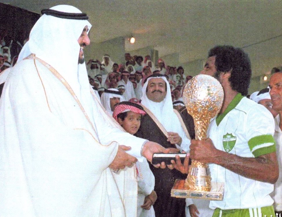 🏟️ عن سطوة الملاعب نتحدث ..

حسْم الهلال لـ 5 بطولات في ملعب الجوهرة وهو من خارج الارض يُجبرنا بالعودة الى الذاكرة والحديث عن اكثر نادي سعودي (حسم) بطولات في ملعب خارج أرضه الا هو النادي #الاهلي وارتباطه الوثيق بملعب الملز ، كيف لا يكون ذلك وهو من شارك في افتتاح الملعب في نهائي